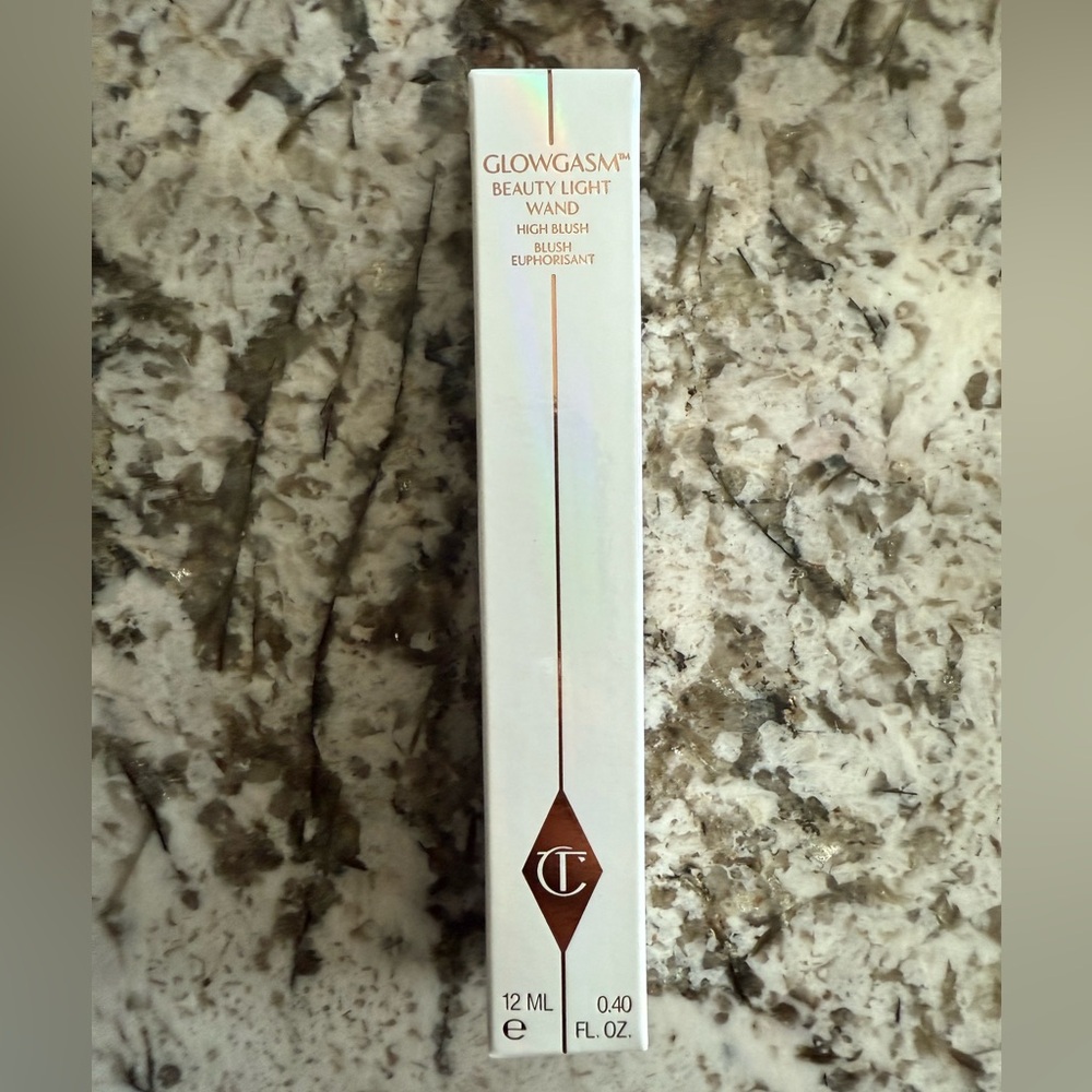 New! Charlotte Tilbury BEAUTY LIGHT WAND in
PINKGASM - Picture 4 of 5
